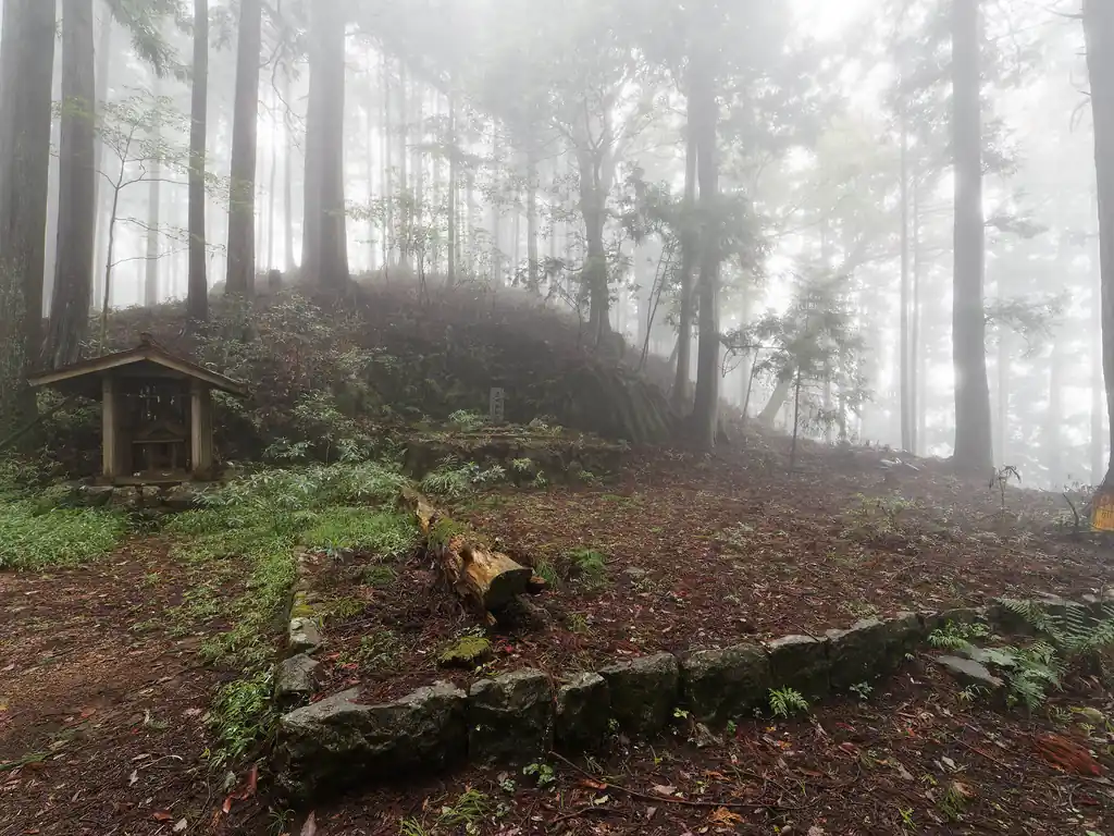 高明神社跡地。
少し調べたら、平成3年ごろに、参拝が大変だから麓に遷座したらしい。確かに参拝するためにこの山登るのはそこそこ辛いと思います。