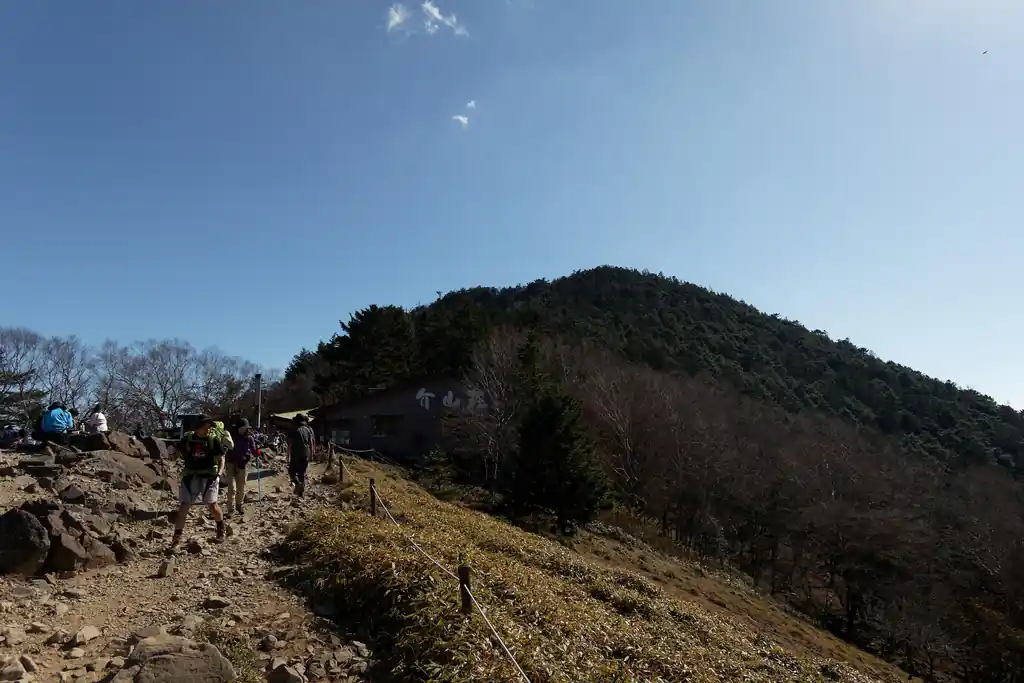 今回はあっという間に介山荘までついた。
この稜線歩きは一部ガレ場があるものの、割かしスムーズに歩けるため、その気になればあっという間に介山荘までついてしまう。