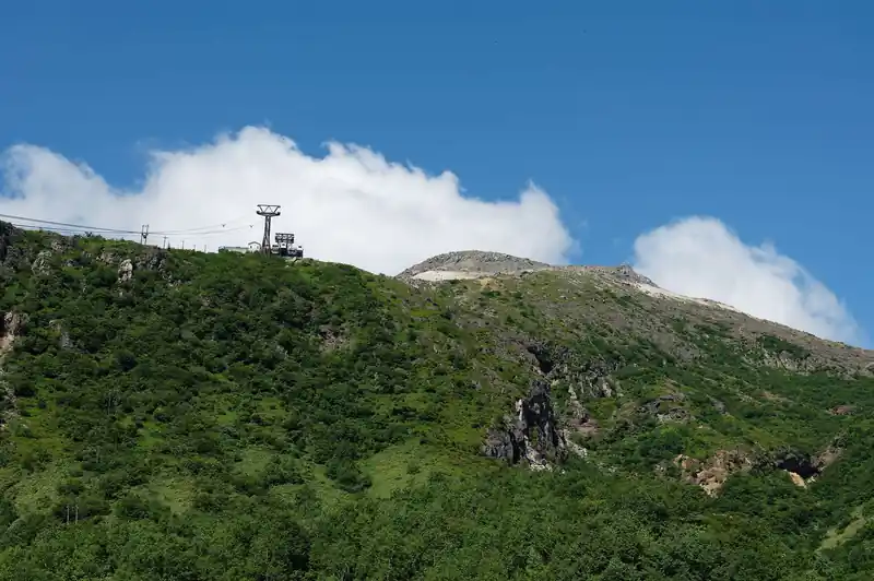 天気は快晴。こんなに晴れた土日って久しぶりなんじゃないかなあ。
ロープウェイ駅の向こうに茶臼岳の山頂がちょこっとだけ見えております。