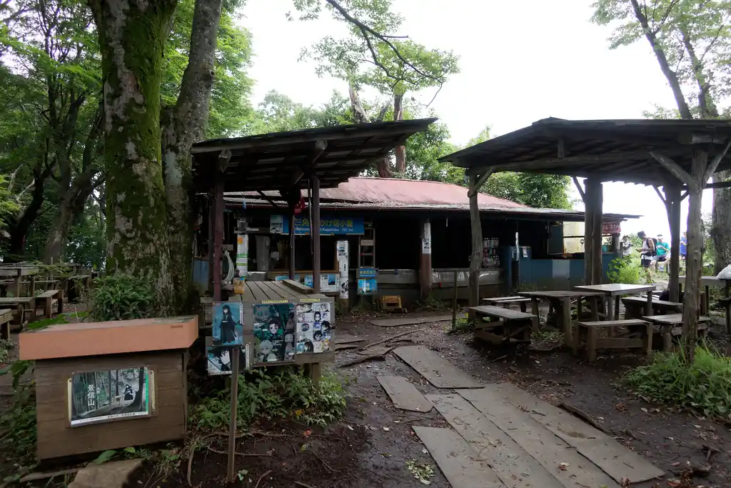 陣馬山の茶屋はやっておらず。お盆休みだけど、この日は仕事の会社が多いのか登山者も少なめでした。まあ暑いからそもそも登ってこないのかな、こういう低山には。