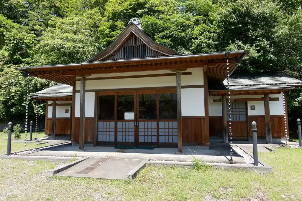 トイレだ！と思って入ろうとしたらもう閉鎖されてました。
昔はここに三峯ロープウェイの駅舎があったらしい。三峰ロープウェイは表参道登山口のところにある広場とここを結ぶロープウェイのようでしたが、今はもう駅舎も解体されて在りし日の面影は残っていません。
唯一あったんだな～とわかるのはGoogle Mapでこのあたりの地図を見ると、ちょうど直線状に木が切られているのがわかるくらい。