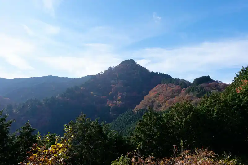 こっちのトンガリは鍋割山かな。