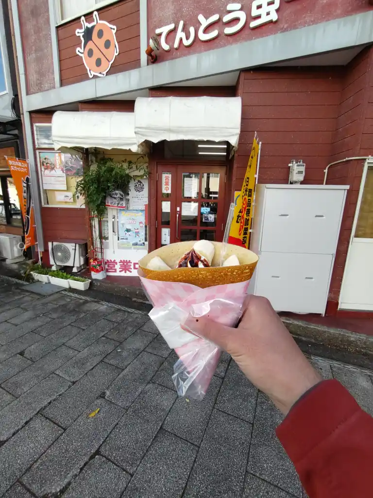 東武日光駅周辺で良いレストランないかな～と探してみましたが、これだ、というお店がなく、駅の売店で駅弁を買って待合室で食べることに。
そのあと、近くのホテルの日帰り入浴で温泉に入って帰ろうと思っていましたが、バスが30分以上遅れたこともあり、時間が微妙なので温泉は諦めました。
代わりに、デザートでも食べに近くにあった地元民に評判らしいクレープ屋「てんとう虫」へ。
評判通り愛想の良いおばちゃんにチョコバナナホイップをオーダー、このクレープを食べながら電車を待ちます。

東武日光駅から北千住まで戻ったころにはすっかり暗くなって18時前。片道約3時間の電車の旅でした。