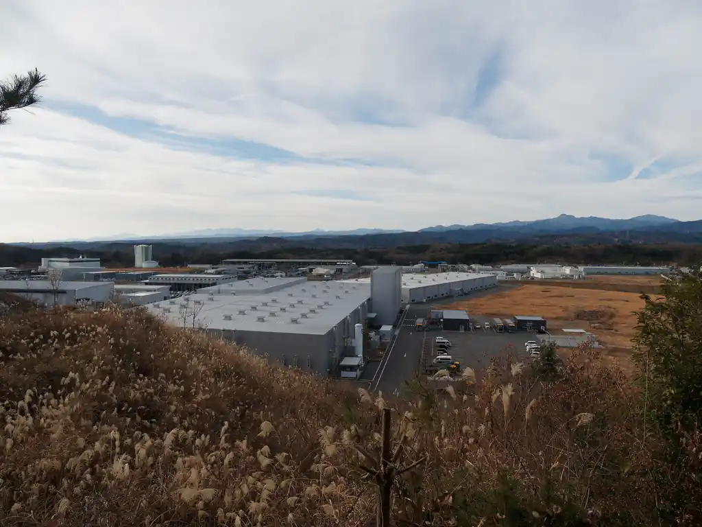 龍崖山の裏手に回ると、工場群。
この工場をグルっと迂回して柏木山まで歩くのが今日のルート。