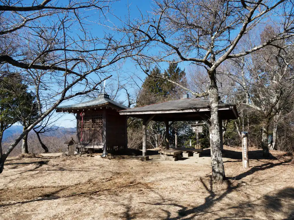 まだ朝早いせいか、東屋で休憩している人はいない。
これから昼にかけて人が増えていくんだろうな。なかなか居心地の良い場所である。
暖かくなると、山頂下の駐車場にバイクなり車を停めて登ってくる人もいる。