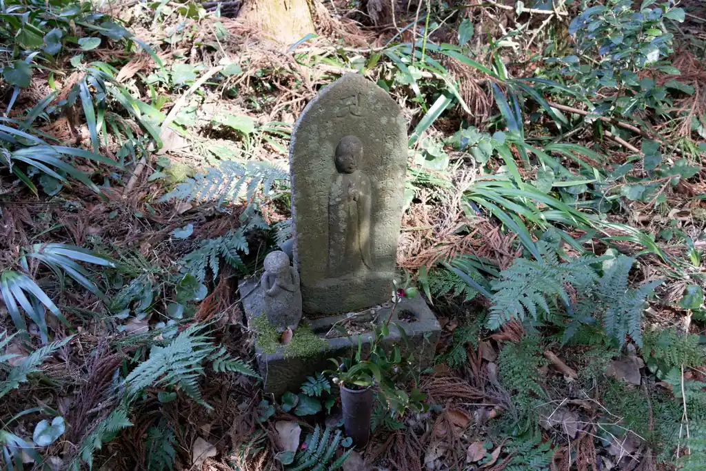 また未舗装の山道に戻って、石仏を見ながら下っていきます。