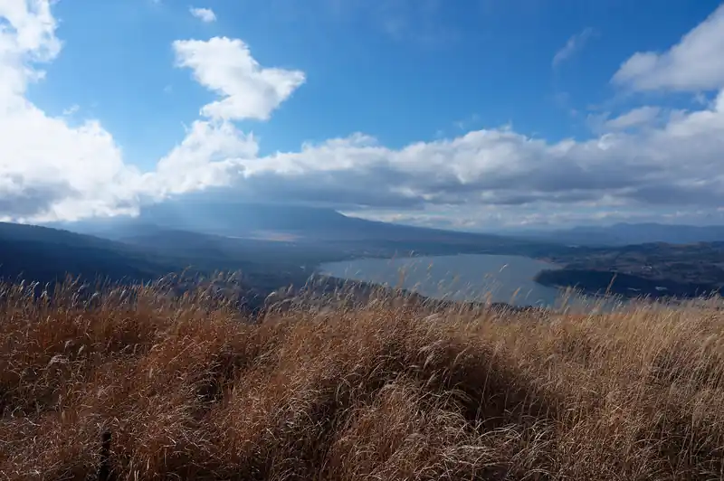 こちらは富士山方面。手前の湖は山中湖。