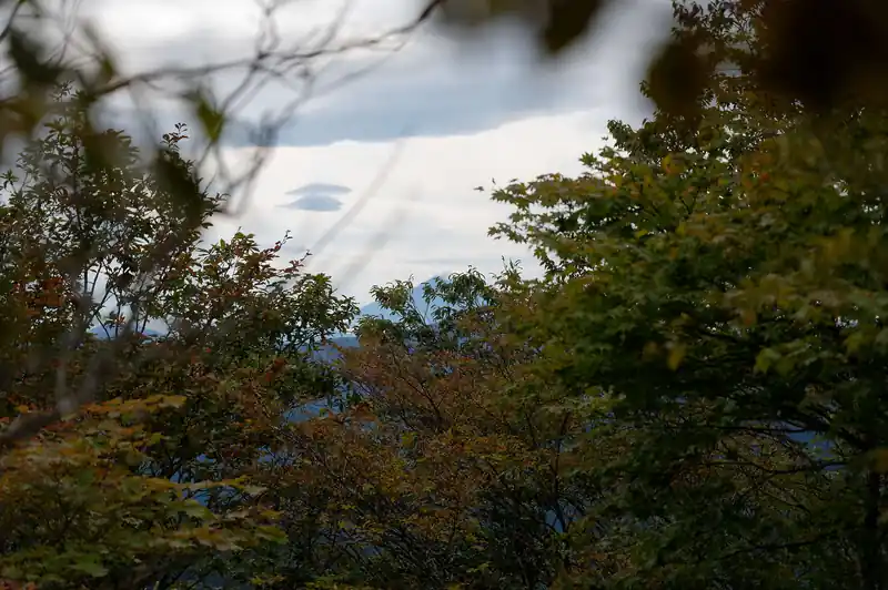 もはや見えないと言っても良いかもしれないが、富士山。
