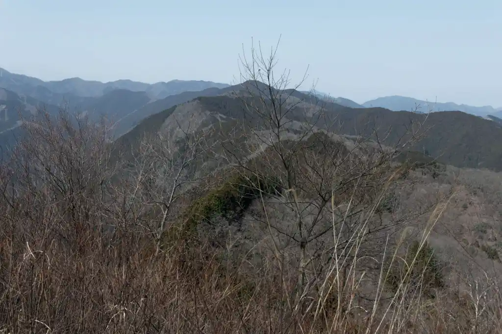 岩茸石山山頂に出ます。今まで歩いてきた稜線が見える。奥が棒ノ折山かな。
