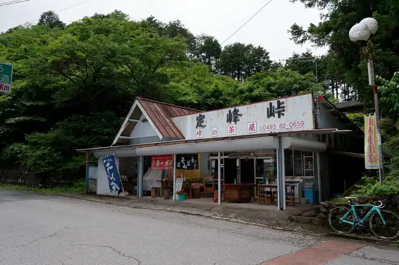 定峰峠に到着。
白石峠から定峰峠までの山道は、階段の急坂が前後にあり、その間はなだらかで歩きやすい道。途中少しだけ岩っぽくなっているところもあるものの、高度感はなく、通過は容易。

ここから写真左方向に少し進んだところに公衆トイレ。ほんと、このあたりはトイレが多くて助かります。