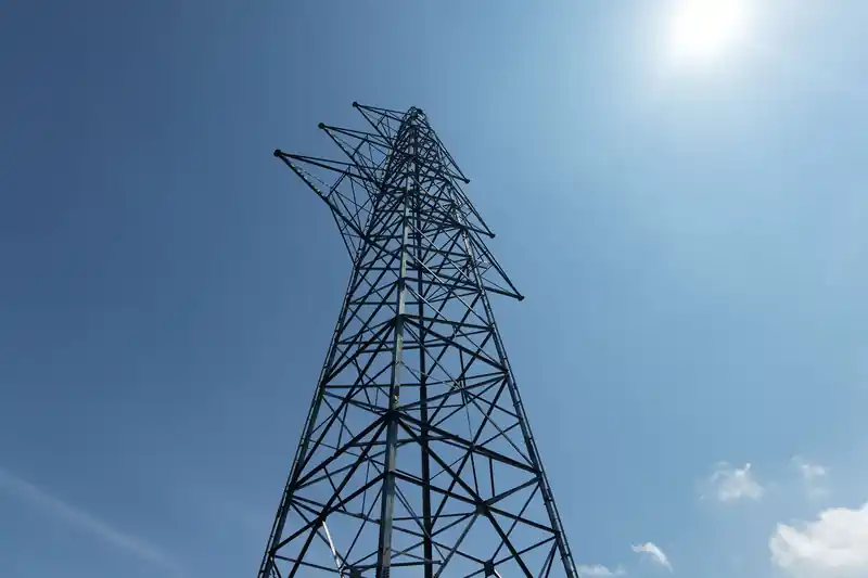 あれ、前回来たときはまだ電線が張られていたと思うんですが、電線が消えていました。