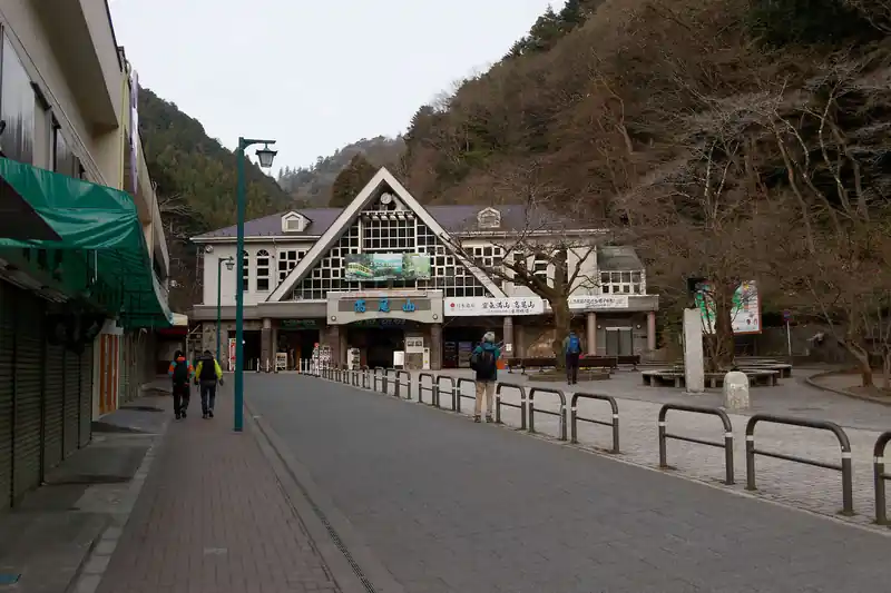 高尾駅で京王線に乗り換えて2分で高尾山口駅に到着。
流石にこの時間だと人の姿はまばら。このあたりをこの時間にうろついているのは登山者だけだ。
