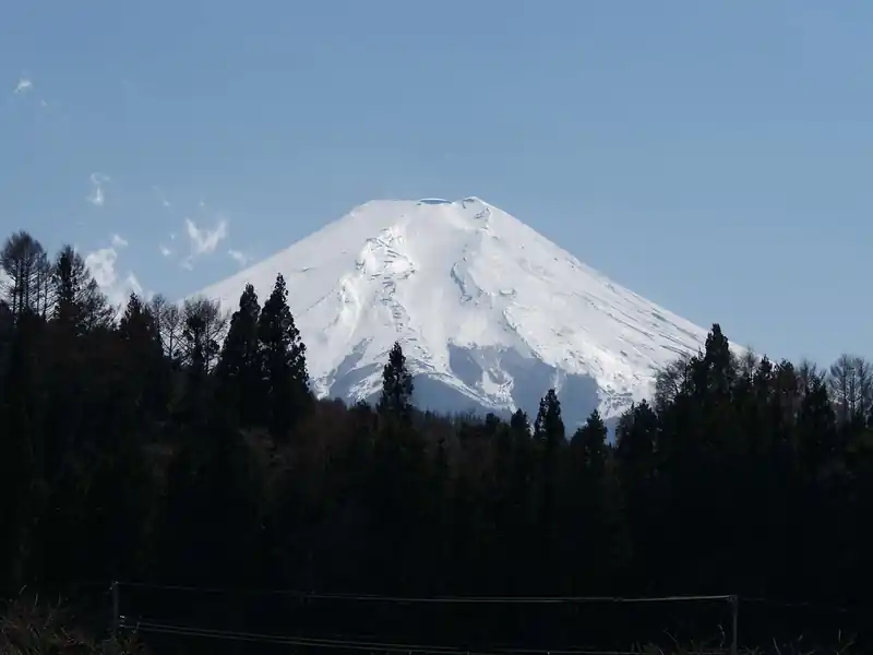 下山して富士山を眺めながら下吉田駅まで。
午後になり気温があがったせいか、富士山も少しテカテカしている。雪が解けているのかな。