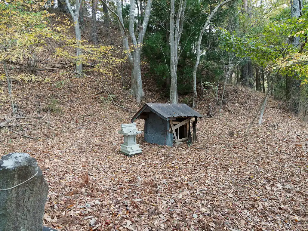 途中開けたところにでると祠があった。