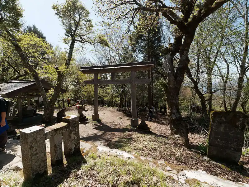 山頂は広く、休憩している登山者も大勢いた。近くにトイレもあるものの、年中常に使用できるわけではない。