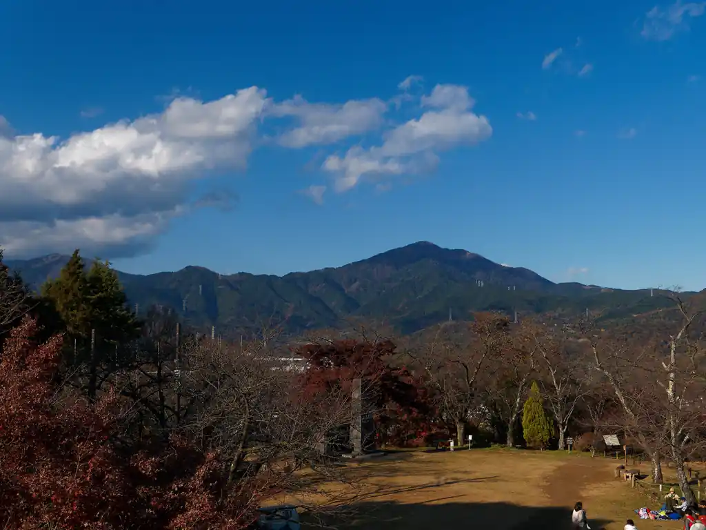 こっちは大山。左端に塔ノ岳が見えるかも？ヤビツ峠は大山の稜線を左に下っていった、送電鉄塔があるあたりだろうか。