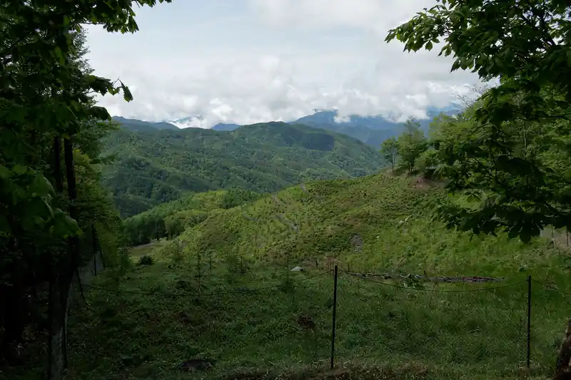 NTT無線中継所からは眺めが良い。
ただ今日は雲がかかっている山もあって微妙かも。