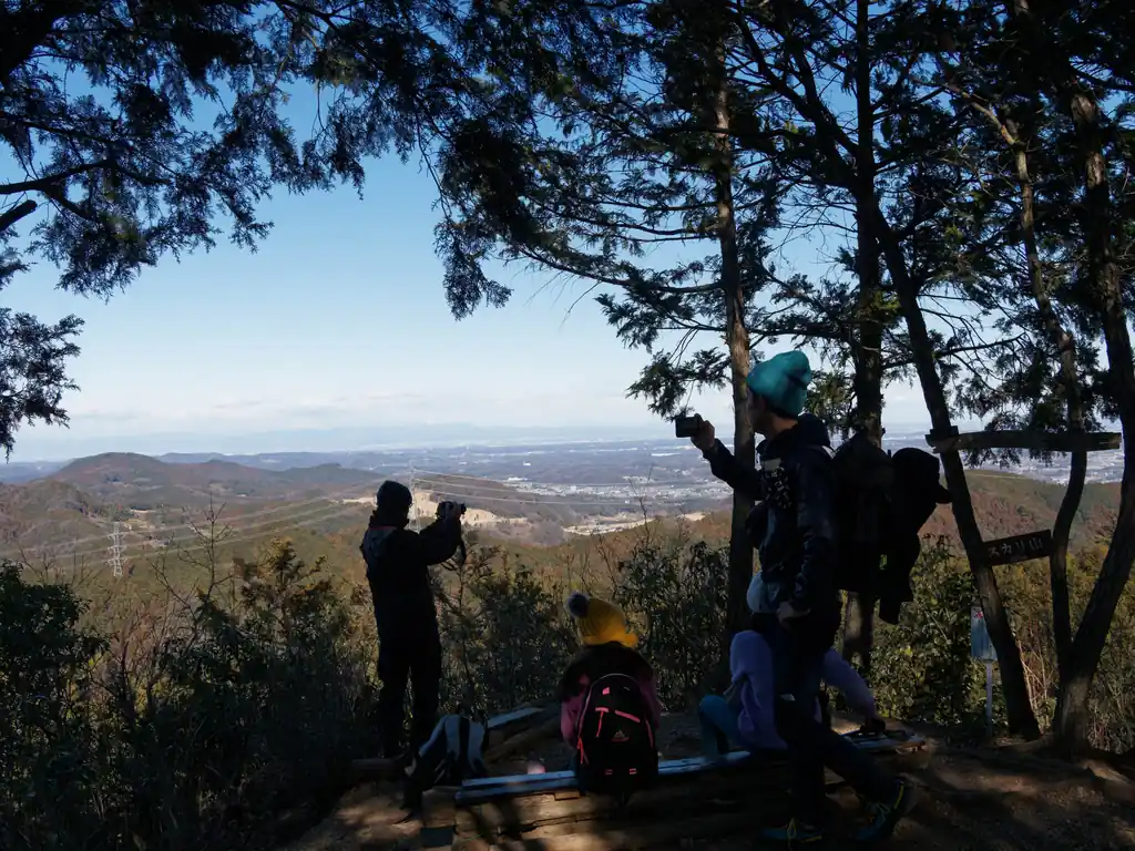 スカリ山山頂は簡易な丸太ベンチがいくつかあり、休憩している人も多い。
ここからの眺めもなかなか良い。

向かいの山はたぶん越生の大高取山あたりかな。