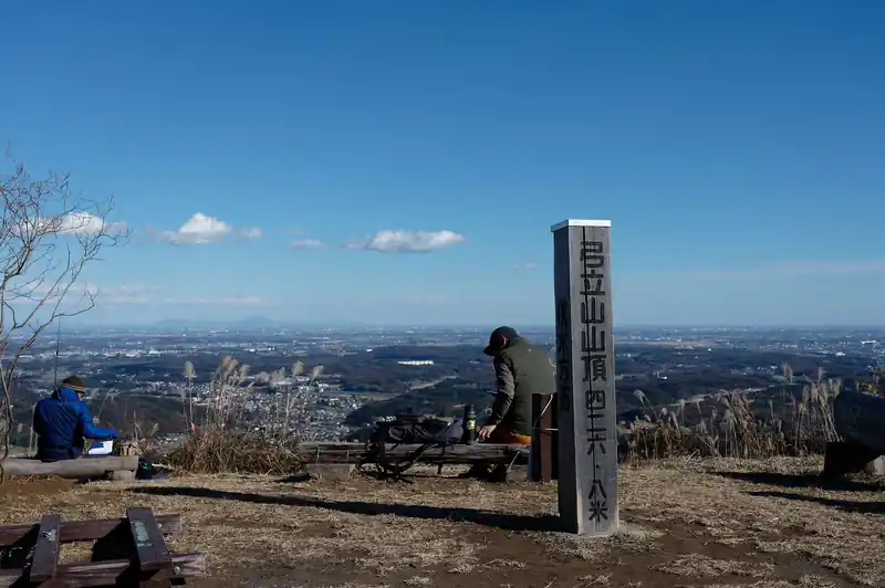 弓立山山頂に到着。
既に数人の登山者が休憩中。
標高は500mにも満たない低山だが、山頂は木がないため見晴らしが良い。
さらにベンチもいくつかあり、気軽に登れる山であることもあって家族連れも多く登っていた。