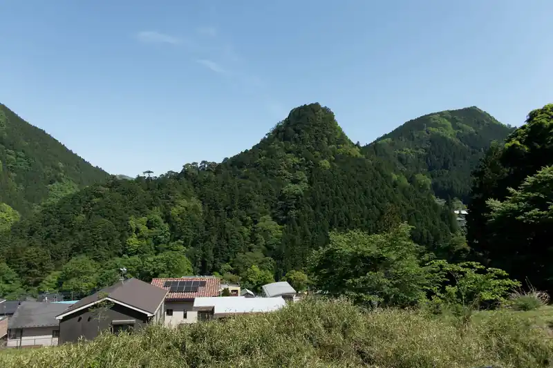 異様なトンガリ山を見て写真を撮り…（たぶんこれは鋸尾根の愛宕山かな？180段くらいあるえげつない急階段のあるところ）
