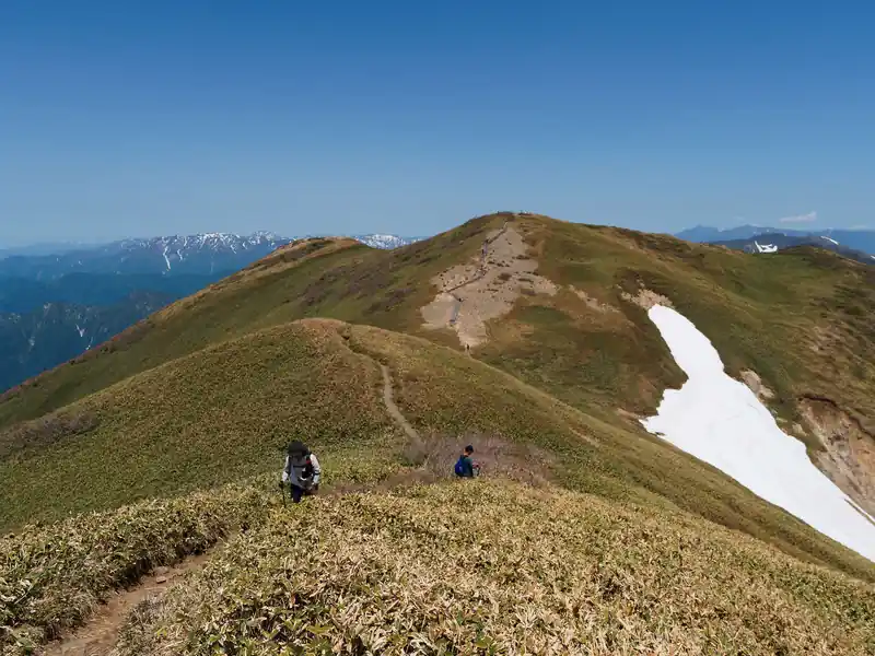 中央の山肌に木道がついているのが仙ノ倉山。