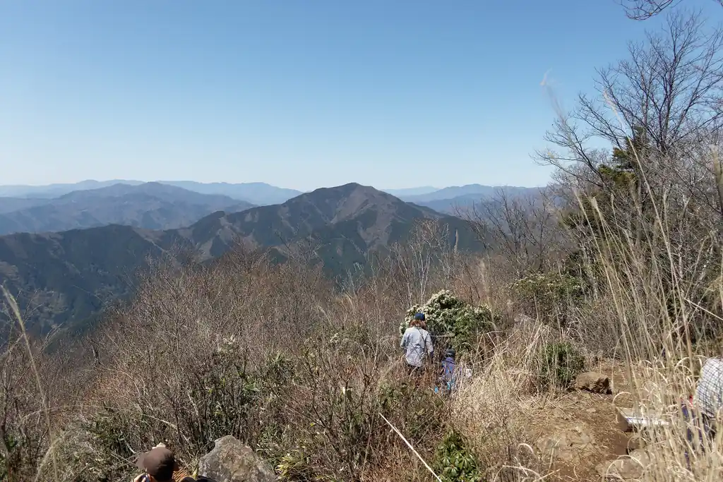 中央の山が御前山