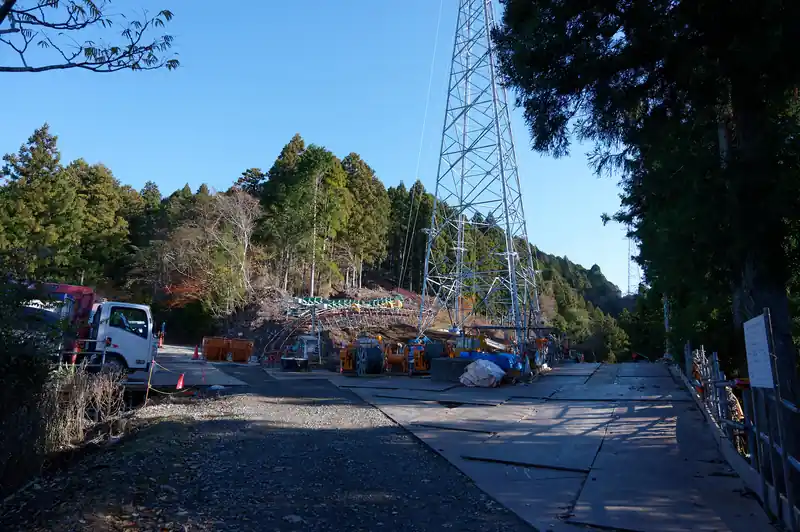 そのまま歩いていくと送電鉄塔が工事中。
随分道が綺麗だな、と思っていたんですが、そういうことだったのか。
途中追い越していったバンと軽自動車も工事関係だったのかな。