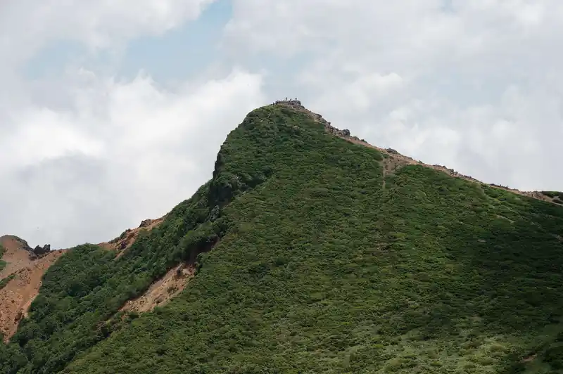 北側から眺める朝日岳。

山頂直下ってあんな感じになってたのか。まあ想像はついてたけど…。