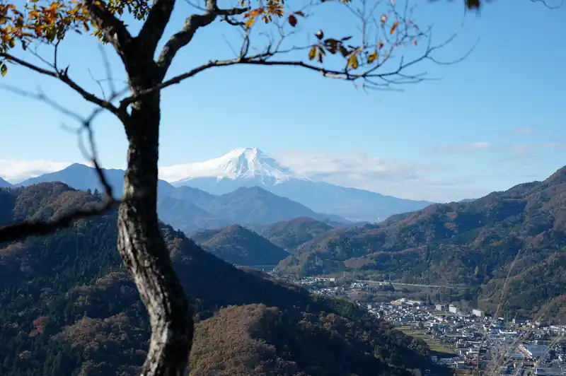 菊花山は駅から近くて富士山がキレイに見えるイチオシスポット、と聞いていたんですが噂通りです。
登山者だけでなく、カメラマンっぽい男性二人組みも写真を撮っていました。