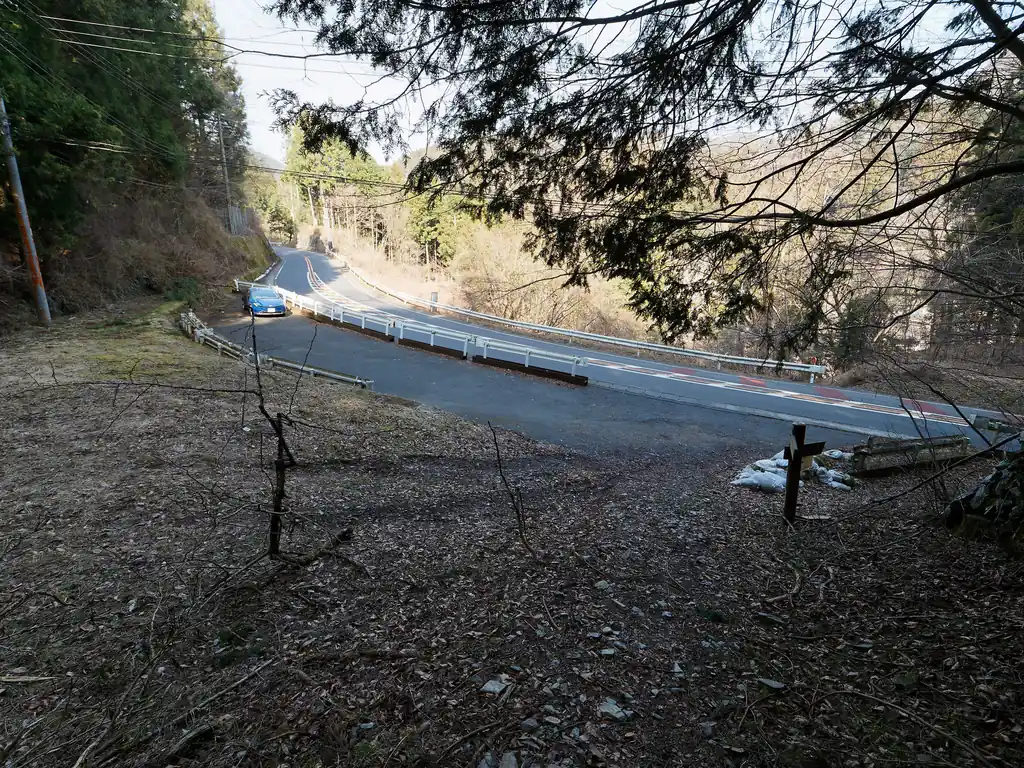 登山口から道路を見る。
既に止まっていたプリウスが気になるが、登山者の車だろうか？
数馬方面に歩くのなら、上川乗バス停の駐車場に止めておいたほうが帰りは楽そうだが…。