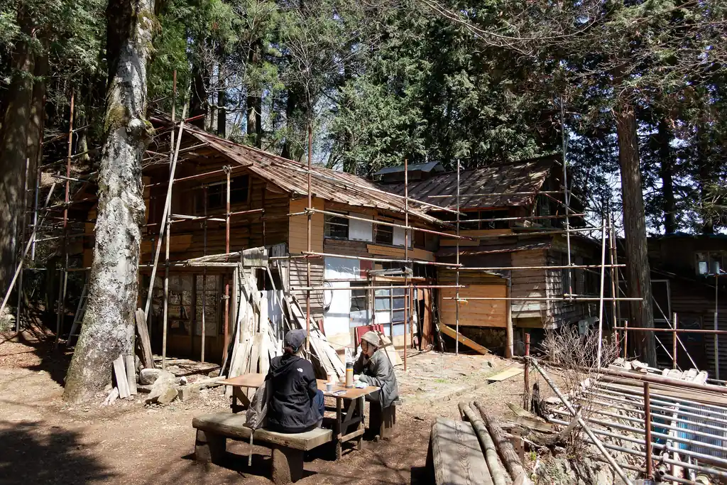 大岳神社から一段降りると大岳山荘。もう閉業しているらしいですが、建物はそのままになっている模様。営業してたら泊まってみたかったな～