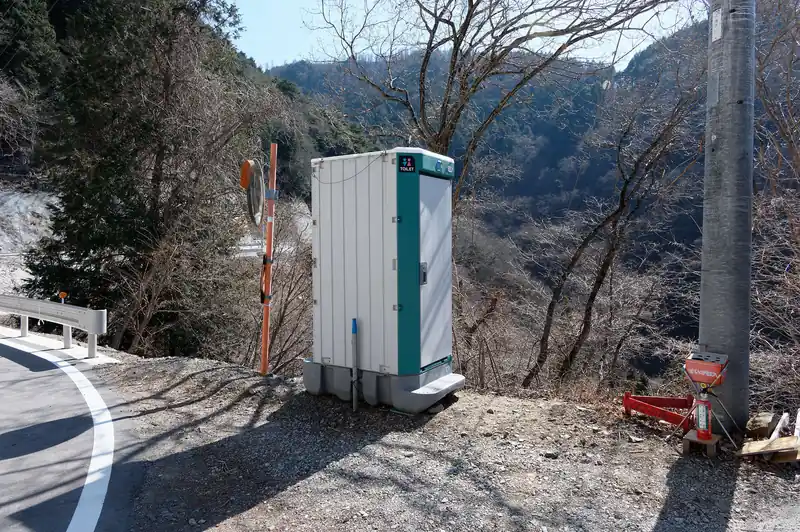 途中、トイレもあって、鍵かかっておらず、トイレットペーパーも中に設置されていたんですが、作業員向けだと思われます。
登山者は流石に使うべきではないような。