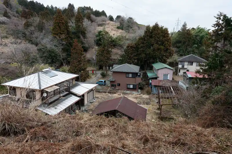民家が見えてきました。高松集落でしょうか、たぶん。