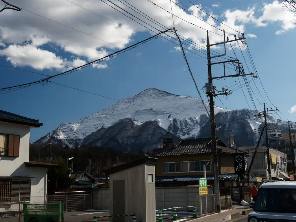 この写真は2024年はじめに、宝登山に登りにいく途中で撮影したものですが、斜面が大きく削れているのがわかります。未だに採掘は続いていて、年を追うごとに削られている範囲は広がっているようです。