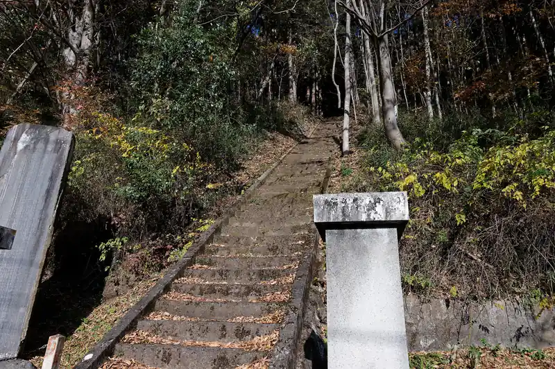 ここが大洞岩の登山口の模様。寄り道するか迷ったんですが、もう来ないかもなあ、と思って行けるところまで行ってみることにしました。