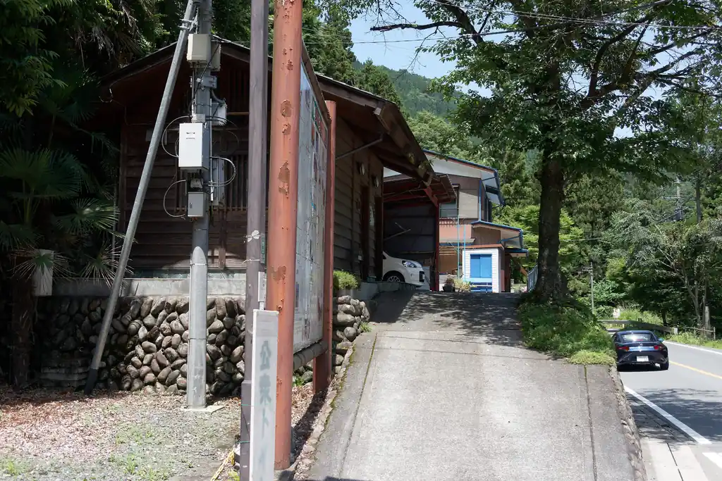 大輪バス停には公衆トイレもあり。