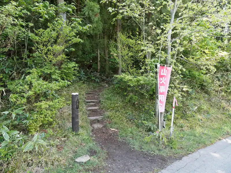 というわけで登山口から登り始める。
登りはじめはずっと坂道が続き、地味にきつい。

最初に言っておくが、松手山経由で平標山山頂までコースタイム3時間～3時間30分というのは、そこそこ早めのペースだと思う。平標山は確かに危険箇所がないため、登山初心者向きの山とたまに紹介されているが、普段山に登り慣れていない登山者が、このコースタイム通りで登れるとは思わない。
このコースタイムは厳しいので、要注意である。
なお、今回登った際は登山口から平標山山頂まで約3時間ほどかかっている。