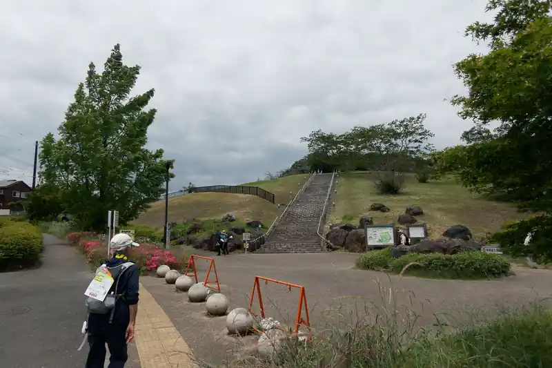 あさひ山展望公園に到着。
い、いまからあの階段を登るのか…と思ったら脇の坂道を登るコース。まあどっちにしろ、長く歩いてきた足には堪える。
山を歩くよりも、舗装路でアップダウンも少なく楽なはずなのだが、速歩きしているせいか、靴がよくないせいか普段より疲れている。
