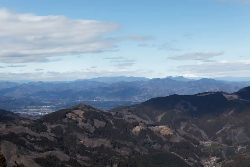 いいですねえ。手前の山は大霧山とか秩父高原牧場のあたりだったと思う。