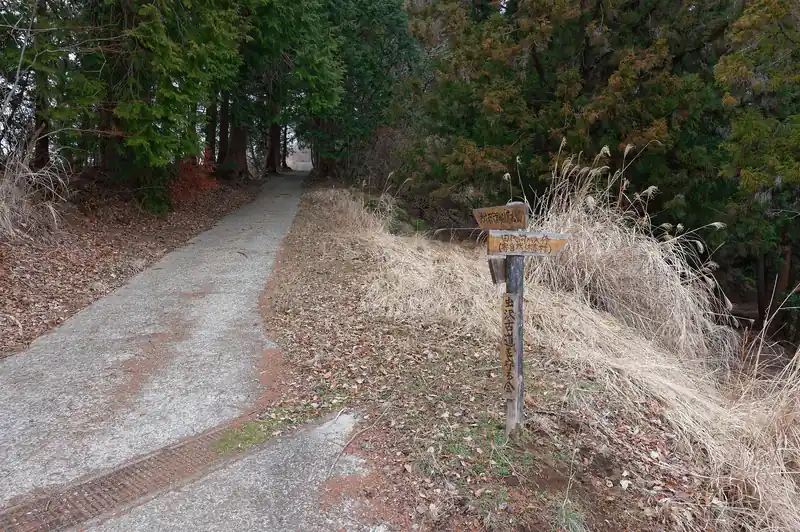 道標に従って舗装路を歩いていきます。