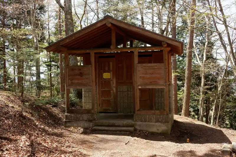 避難小屋の近くにトイレ。