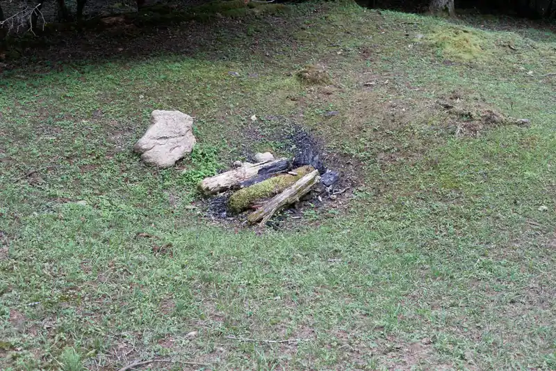 1枚前の写真のトラバース道の下のところはいい感じの平坦地になっていて、ここにテントを張ると楽しいだろうなあ、と思いました。
どうやら他にも似たような考えの人がいるのか、焚き火跡です。