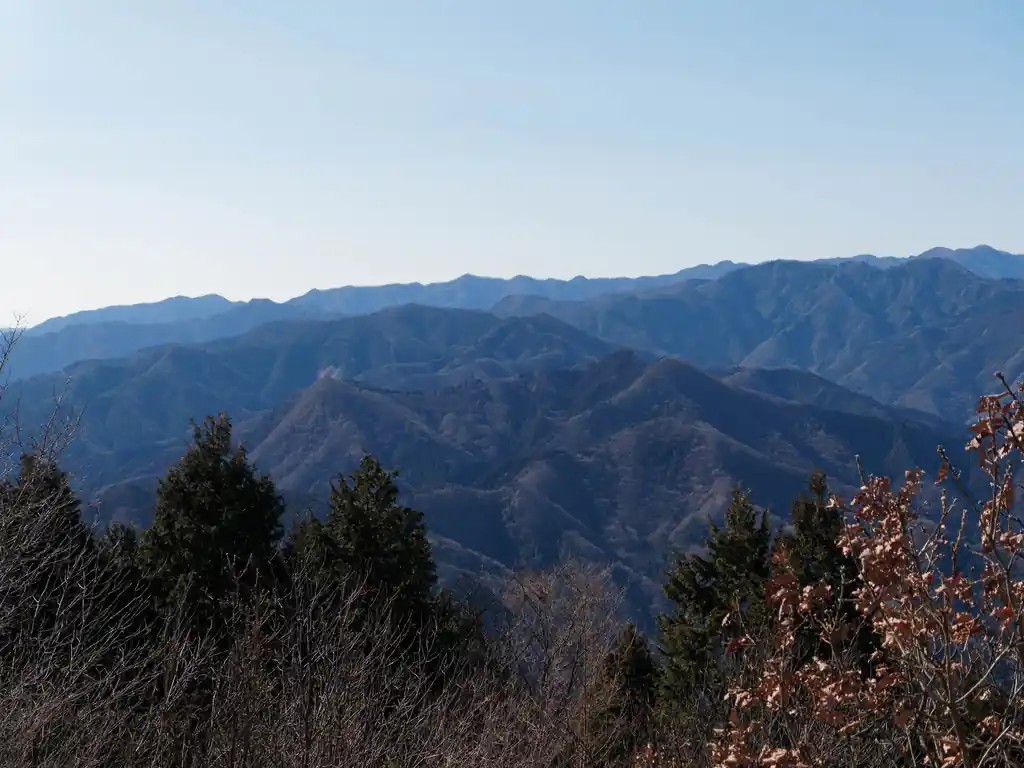 横瀬丸山とその西に甲仁田山。
右奥に大持山・子持山。