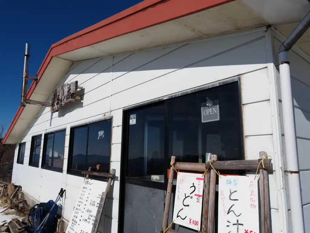 営業中だけど、まだ朝早いためか中で食事を取っている人はかなり少なかった。