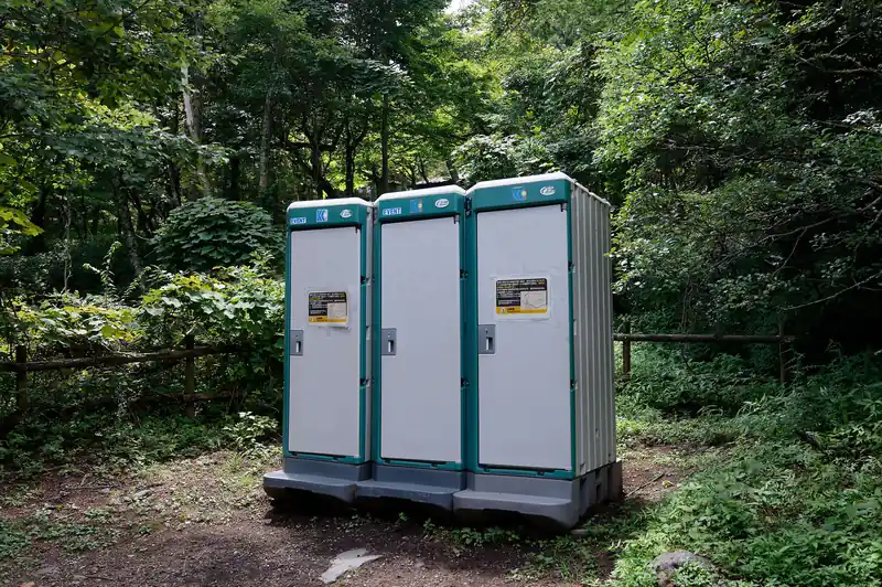トイレ。
あとは、五合目までは二合目と三合目の間にトイレがあるだけ。