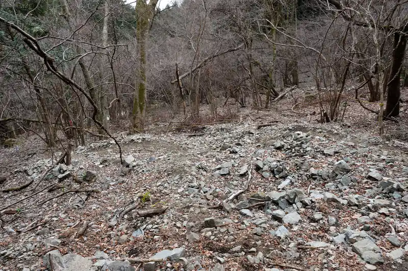 途中ガレガレの崩落地っぽいところを歩いて…