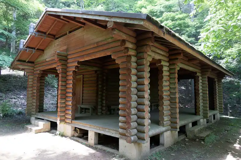 正直、御前山の避難小屋よりもしっかりした作りに見えるが…。
何の施設なんだろうか。