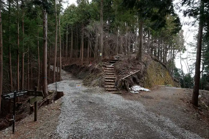 ここで4叉路。フォークみたいに3又に別れてますが、シダンゴ山は中央に登っていきます。
たぶん左側の砂利道も遠回りしながらシダンゴ山山頂近くまで行きそうな雰囲気はします。
なお、右側はたぶん宮地山方面のはず。