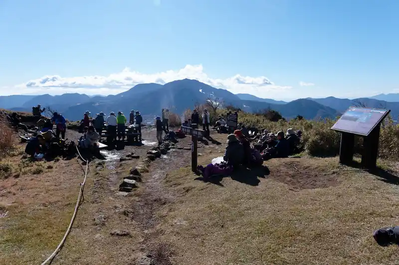山頂に到着。
今までほとんど登山者を見かけなかったので、山頂にこんなに人がいるとは拍子抜け。