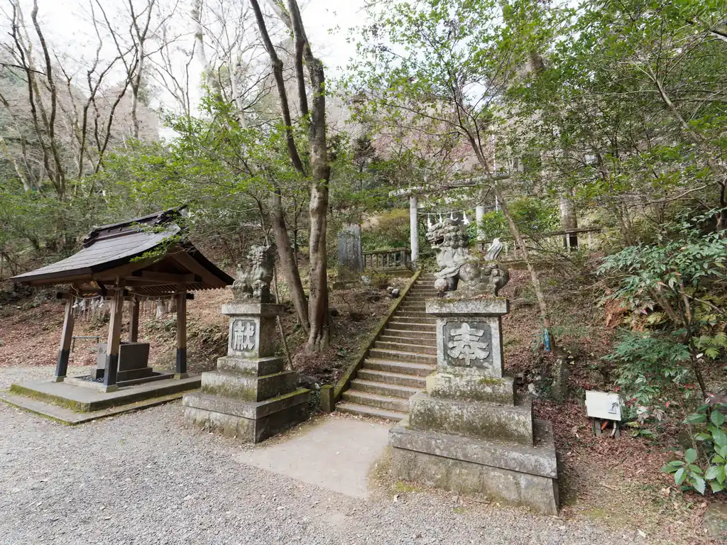 お、もう本殿か、まだまだ余裕だぜ、と思っていたら全然違った。本殿までがとにかく遠い。